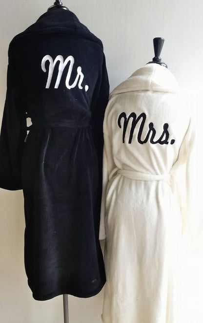 Halat de baie personalizate prin broderie pe spate Mr & Mrs