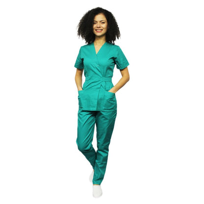 Costum medical personalizat prin broderie, cu bluza tip kimono si pantaloni rosii cu elastic