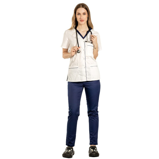 Costum medical personalizat prin broderie cu elastan format din bluza alb cu paspol bleumarin si pantaloni bleumarin cu elastic