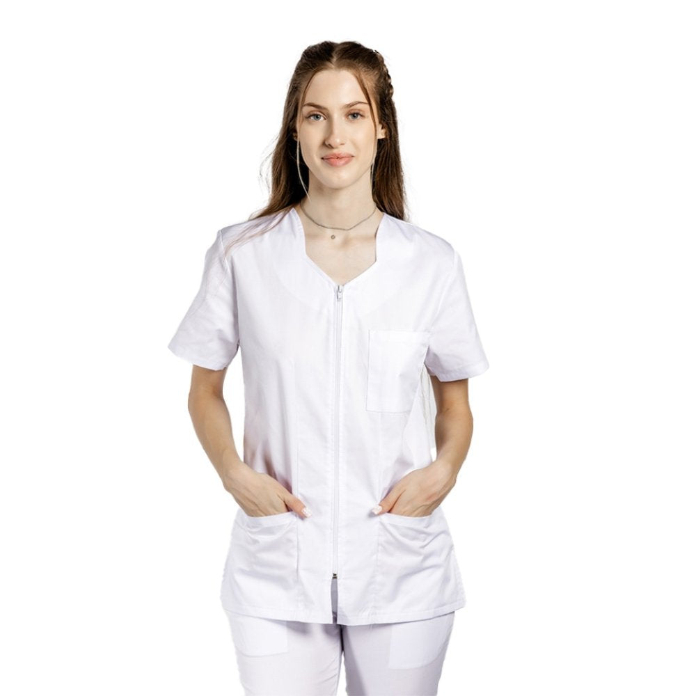 Costum medical personalizat prin broderie, cu elastan, bluza cu fermoar cambrata, trei buzunare aplicate si pantaloni cu snur