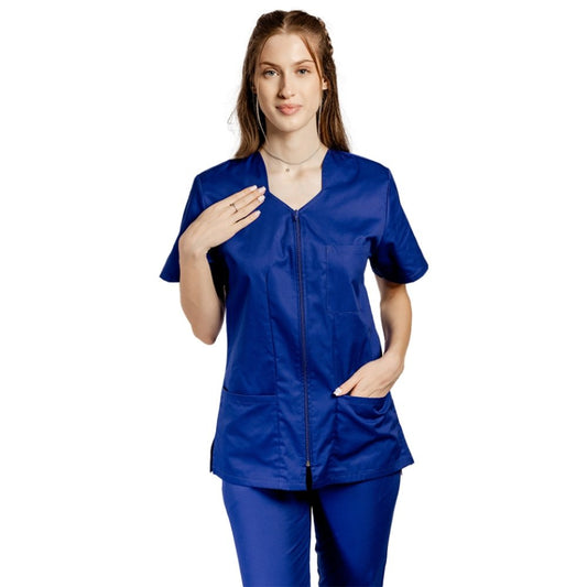Costum medical personalizat prin broderie, cu elastan, bluza cu fermoar cambrata, trei buzunare aplicate si pantaloni cu snur