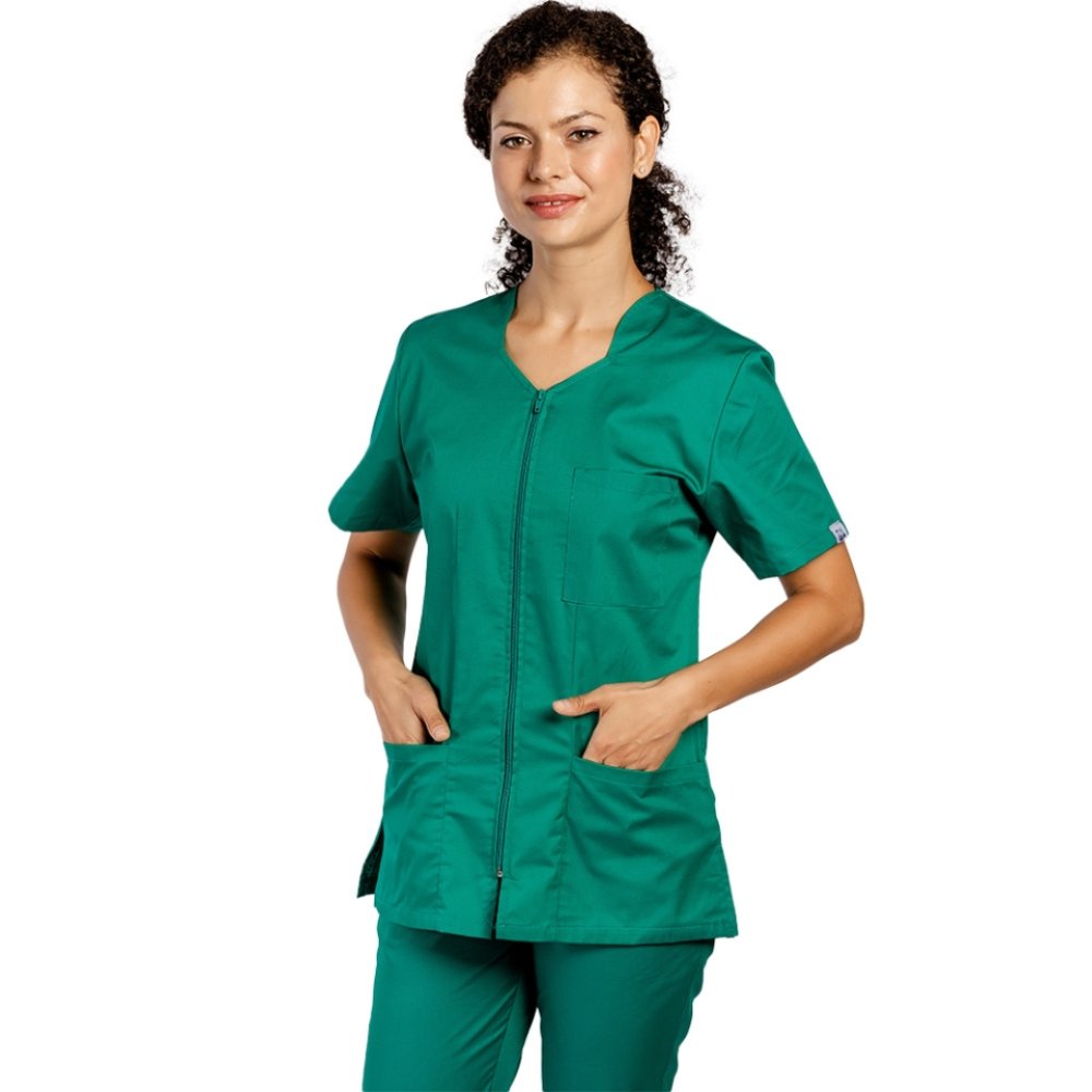 Costum medical personalizat prin broderie, cu elastan, bluza cu fermoar cambrata, trei buzunare aplicate si pantaloni cu snur