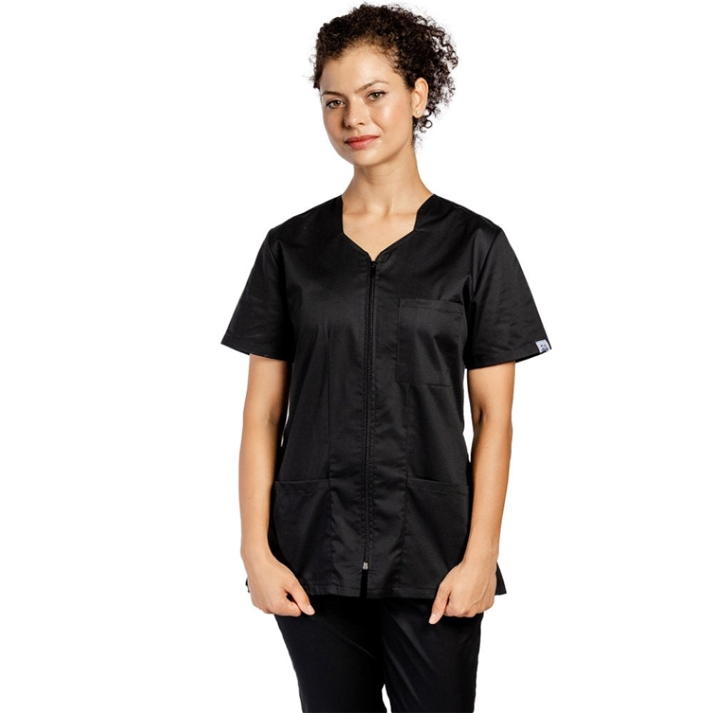 Costum medical personalizat prin broderie, cu elastan, bluza cu fermoar cambrata, trei buzunare aplicate si pantaloni cu snur