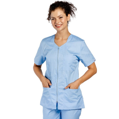 Costum medical personalizat prin broderie, cu elastan, bluza cu fermoar cambrata, trei buzunare aplicate si pantaloni cu snur