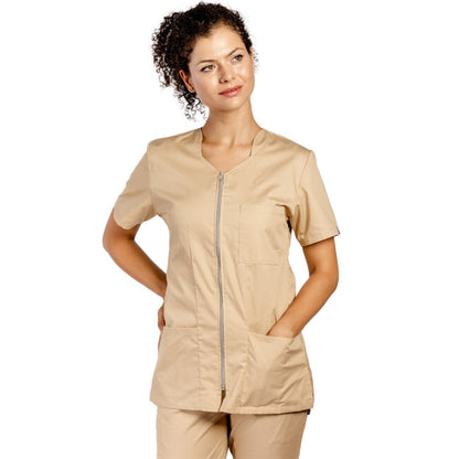 Costum medical personalizat prin broderie, cu elastan, bluza cu fermoar cambrata, trei buzunare aplicate si pantaloni cu snur