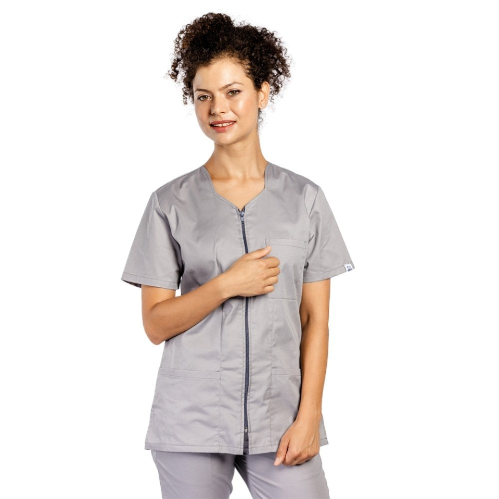 Costum medical personalizat prin broderie, cu elastan, bluza cu fermoar cambrata, trei buzunare aplicate si pantaloni cu snur