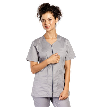 Costum medical personalizat prin broderie, cu elastan, bluza cu fermoar cambrata, trei buzunare aplicate si pantaloni cu snur