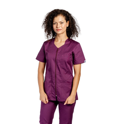 Costum medical personalizat prin broderie, cu elastan, bluza cu fermoar cambrata, trei buzunare aplicate si pantaloni cu snur