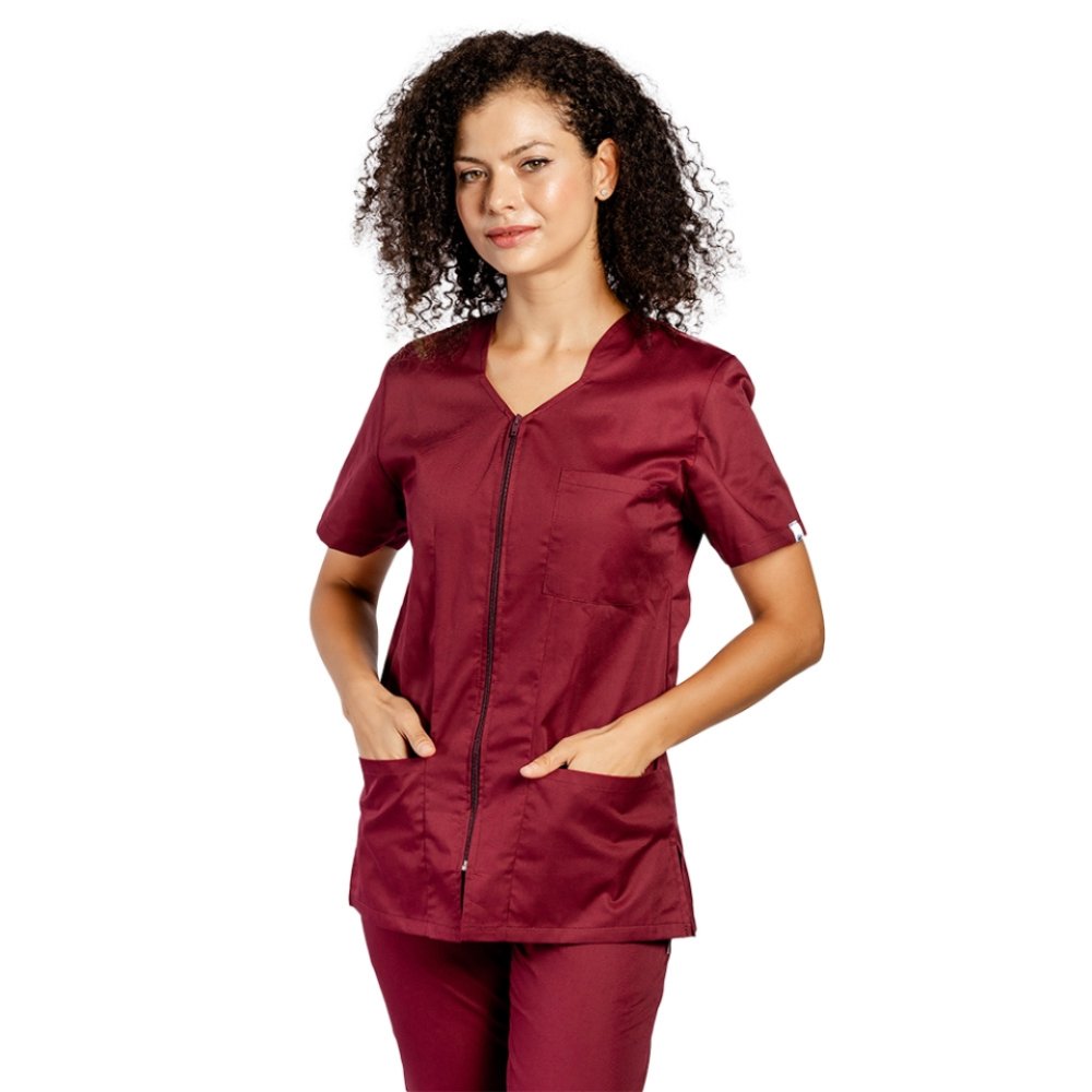 Costum medical personalizat prin broderie, cu elastan, bluza cu fermoar cambrata, trei buzunare aplicate si pantaloni cu snur