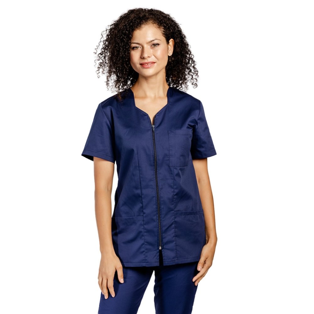 Costum medical personalizat prin broderie, cu elastan, bluza cu fermoar cambrata, trei buzunare aplicate si pantaloni cu snur