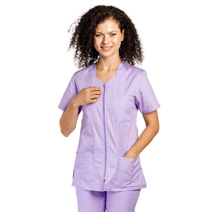 Costum medical personalizat prin broderie, cu elastan, bluza cu fermoar cambrata, trei buzunare aplicate si pantaloni cu snur
