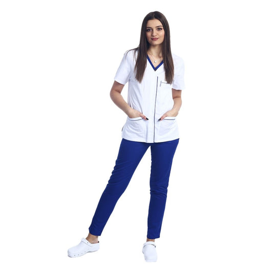 Costum medical personalizat prin broderie cu elastan format din bluza alb cu paspol albastru si pantaloni albastri cu elastic