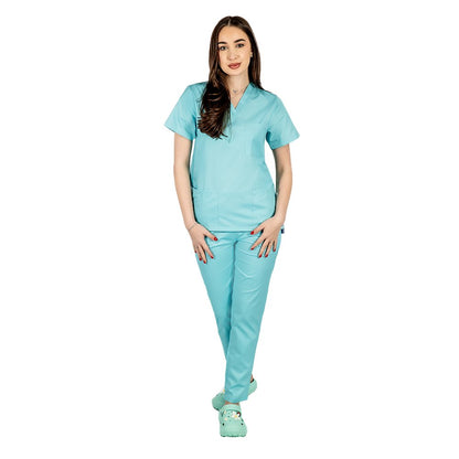 Costum medical personalizat prin broderie, bluza cu anchior in V, trei buzunare si pantaloni cu elastic