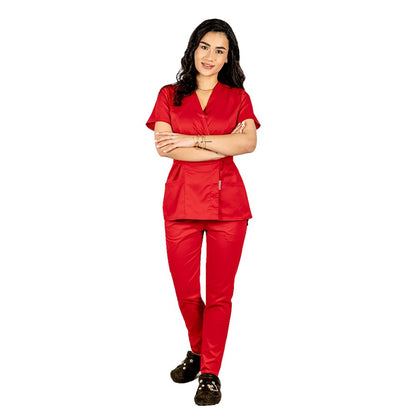 Costum medical personalizat prin broderie, cu bluza tip kimono si pantaloni rosii cu elastic
