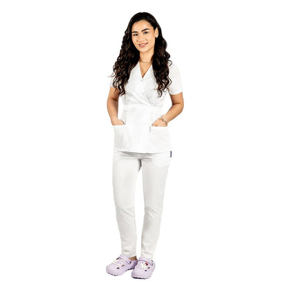 Costum medical personalizat prin broderie, cu bluza tip kimono si pantaloni rosii cu elastic