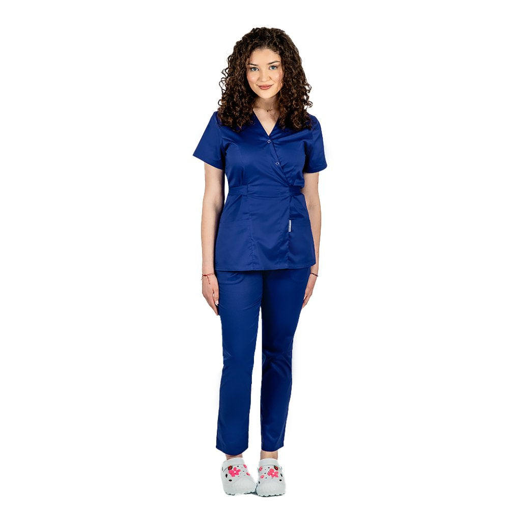 Costum medical personalizat prin broderie, cu bluza tip kimono si pantaloni rosii cu elastic