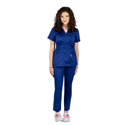 Costum medical personalizat prin broderie, cu bluza tip kimono si pantaloni rosii cu elastic