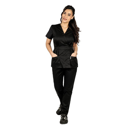 Costum medical personalizat prin broderie, cu bluza tip kimono si pantaloni rosii cu elastic