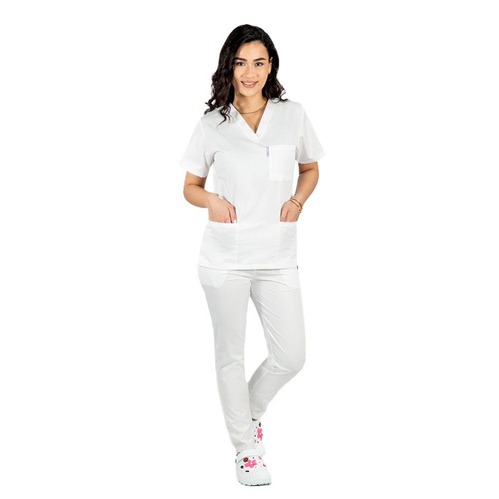 Costum medical personalizat prin broderie, bluza cu anchior in V, trei buzunare si pantaloni cu elastic