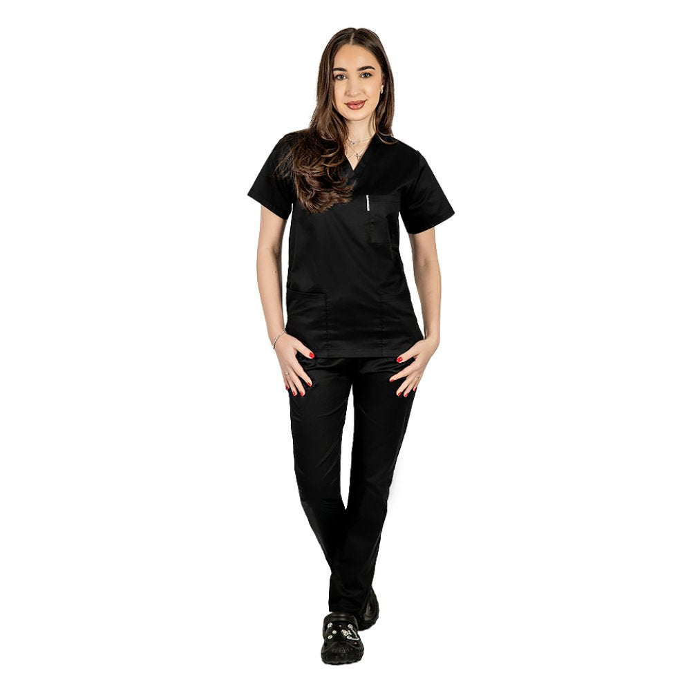 Costum medical personalizat prin broderie, bluza cu anchior in V, trei buzunare si pantaloni cu elastic