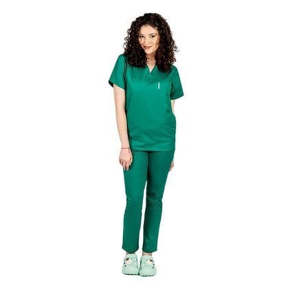 Costum medical personalizat prin broderie, bluza cu anchior in V, trei buzunare si pantaloni cu elastic