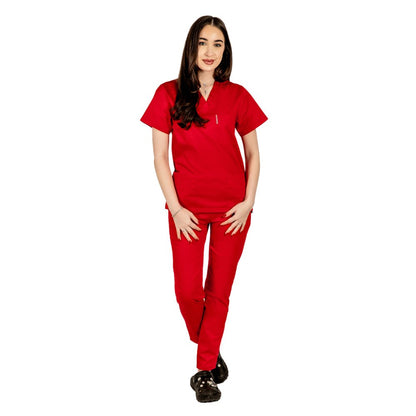 Costum medical personalizat prin broderie, bluza cu anchior in V, trei buzunare si pantaloni cu elastic