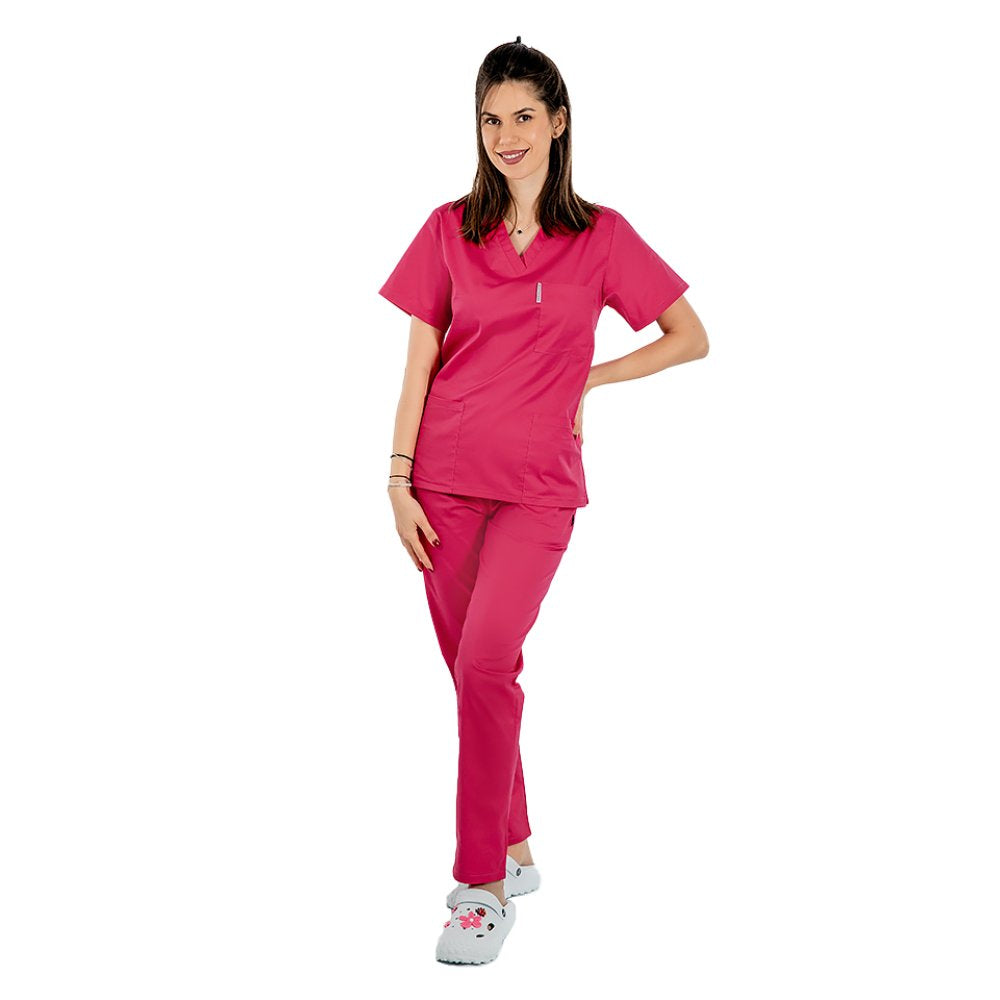 Costum medical personalizat prin broderie, bluza cu anchior in V, trei buzunare si pantaloni cu elastic