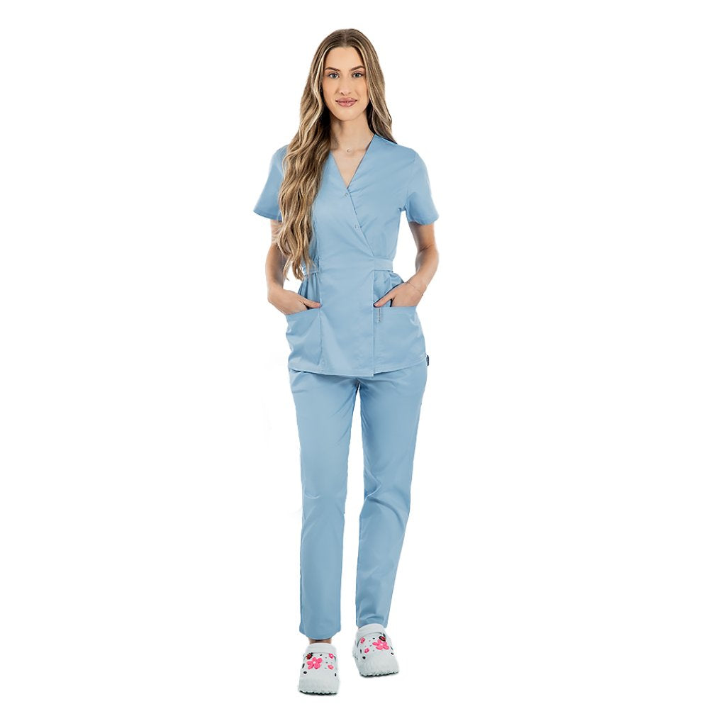Costum medical personalizat prin broderie, cu bluza tip kimono si pantaloni rosii cu elastic