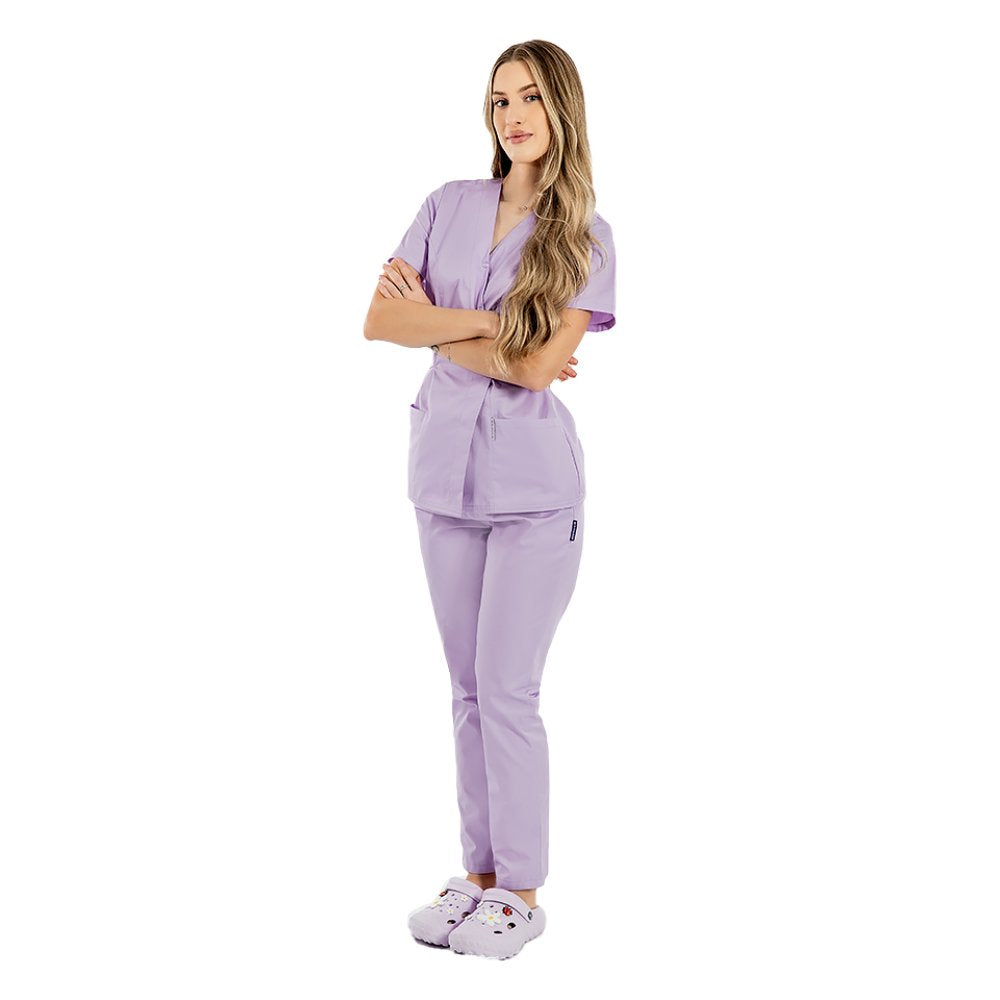 Costum medical personalizat prin broderie, cu bluza tip kimono si pantaloni rosii cu elastic