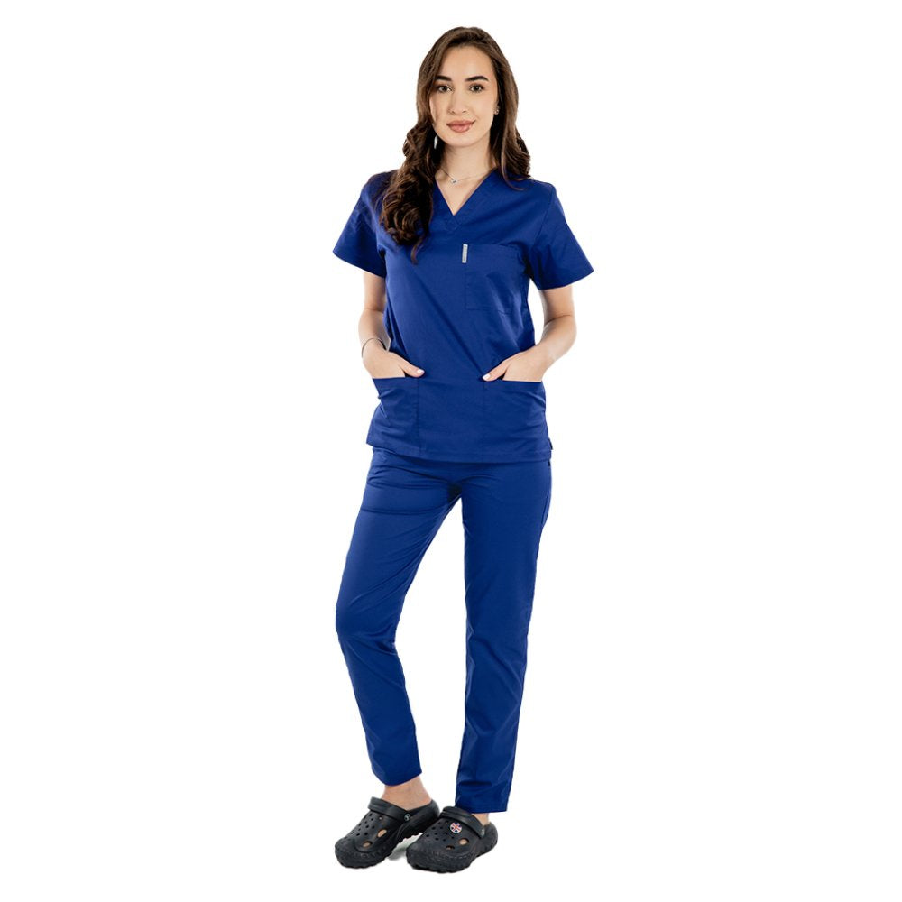 Costum medical personalizat prin broderie, bluza cu anchior in V, trei buzunare si pantaloni cu elastic