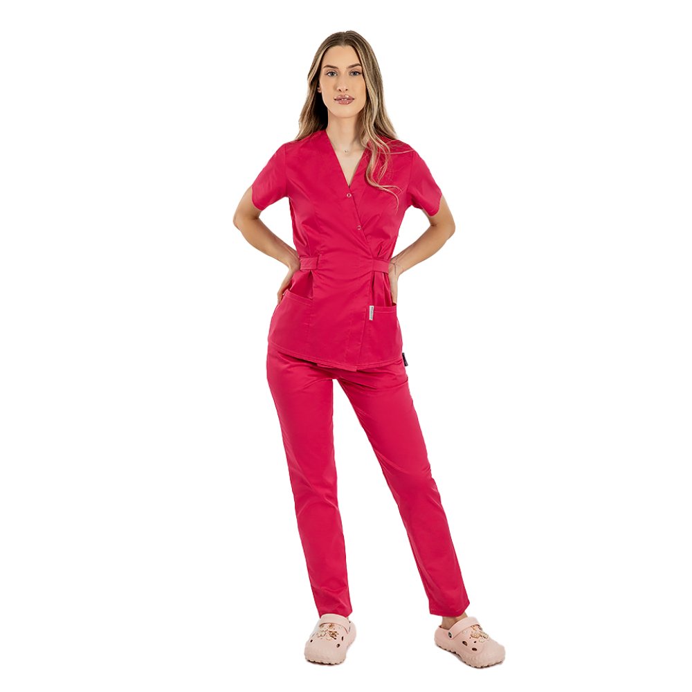 Costum medical personalizat prin broderie, cu bluza tip kimono si pantaloni rosii cu elastic