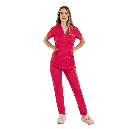 Costum medical personalizat prin broderie, cu bluza tip kimono si pantaloni rosii cu elastic