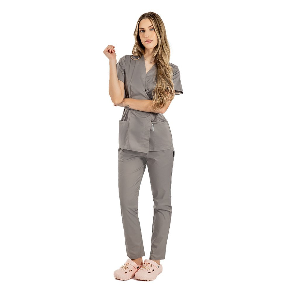 Costum medical personalizat prin broderie, cu bluza tip kimono si pantaloni rosii cu elastic