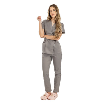Costum medical personalizat prin broderie, cu bluza tip kimono si pantaloni rosii cu elastic