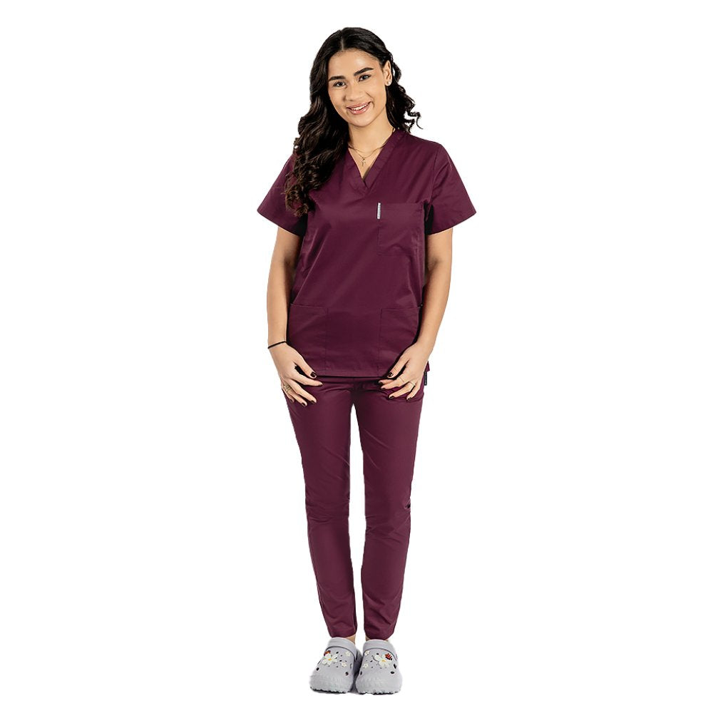 Costum medical personalizat prin broderie, bluza cu anchior in V, trei buzunare si pantaloni cu elastic