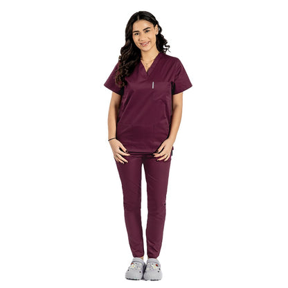 Costum medical personalizat prin broderie, bluza cu anchior in V, trei buzunare si pantaloni cu elastic