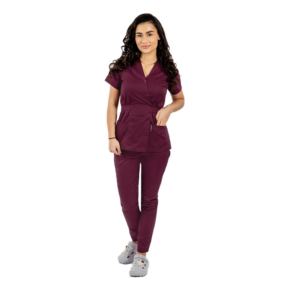Costum medical personalizat prin broderie, cu bluza tip kimono si pantaloni rosii cu elastic