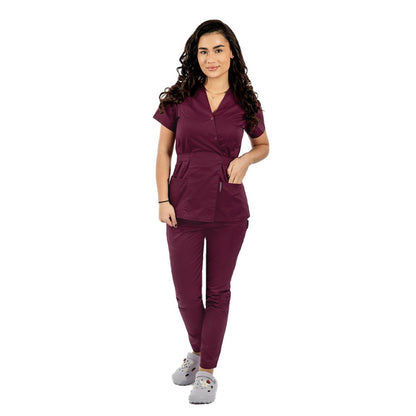 Costum medical personalizat prin broderie, cu bluza tip kimono si pantaloni rosii cu elastic