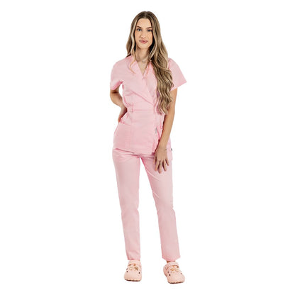 Costum medical personalizat prin broderie, cu bluza tip kimono si pantaloni rosii cu elastic